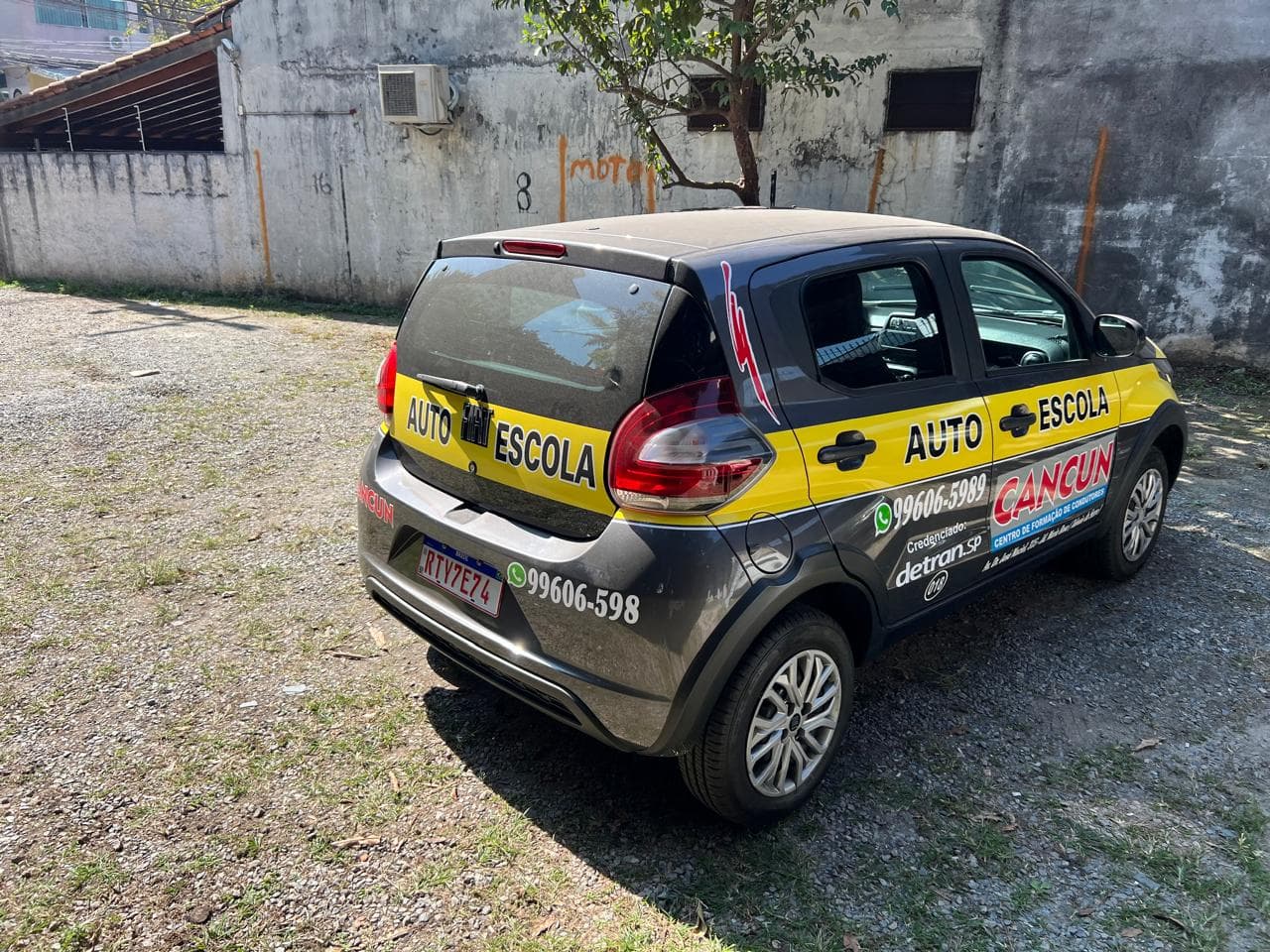 Veículo de carro da Auto Escola Cancun