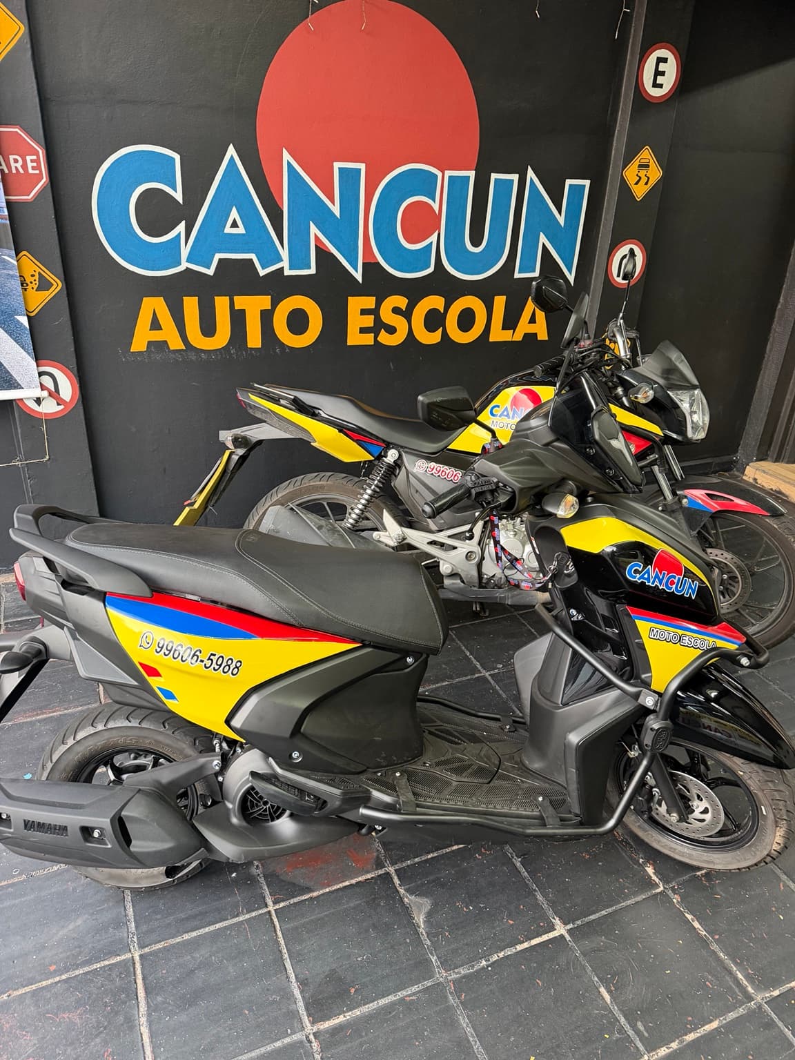 Veículo de moto da Auto Escola Cancun